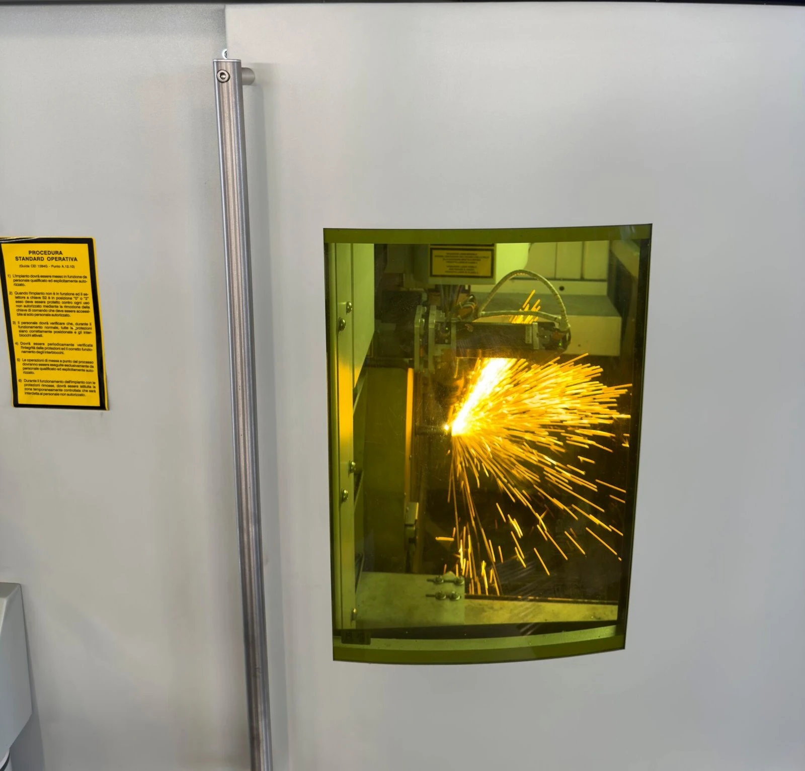 Dettaglio del processo di taglio laser su tubo metallico