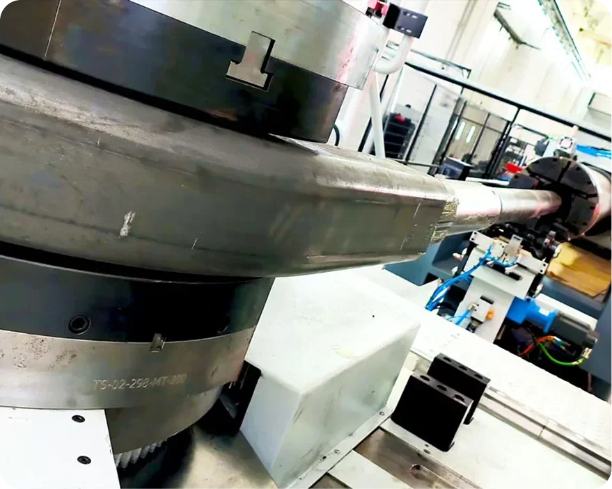 Curvatura CNC di un tubo metallico eseguita nello stabilimento RECA