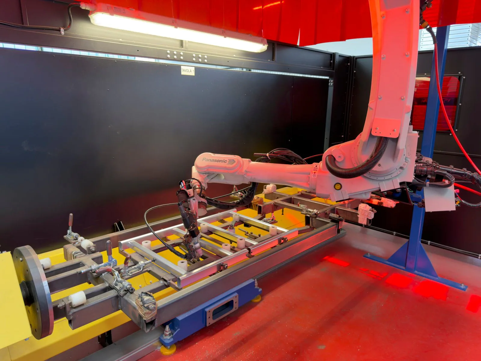 Cella robotizzata RECA per la lavorazione di componenti tubolari