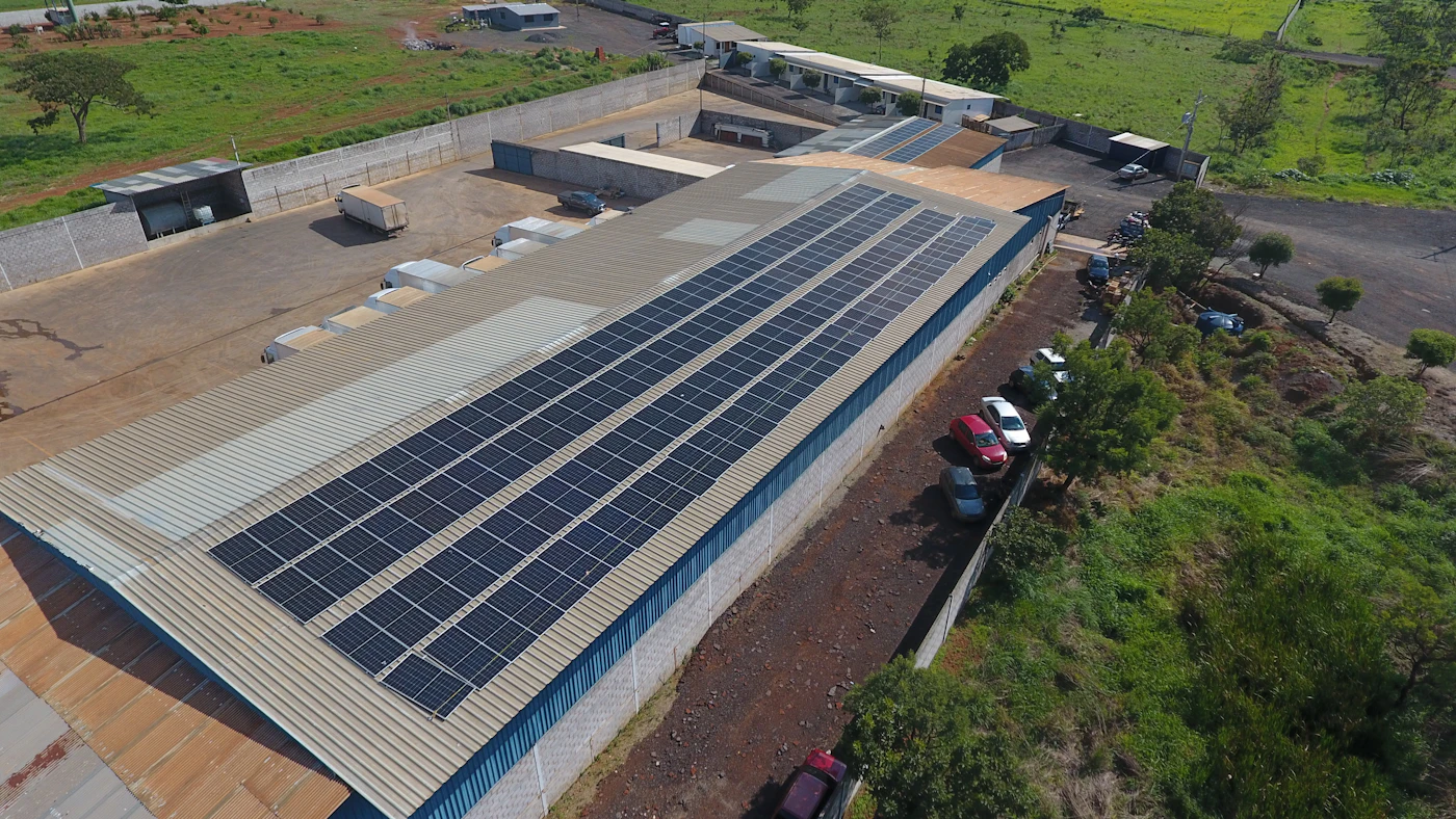 Impianto fotovoltaico integrato sulla copertura di uno stabilimento industriale