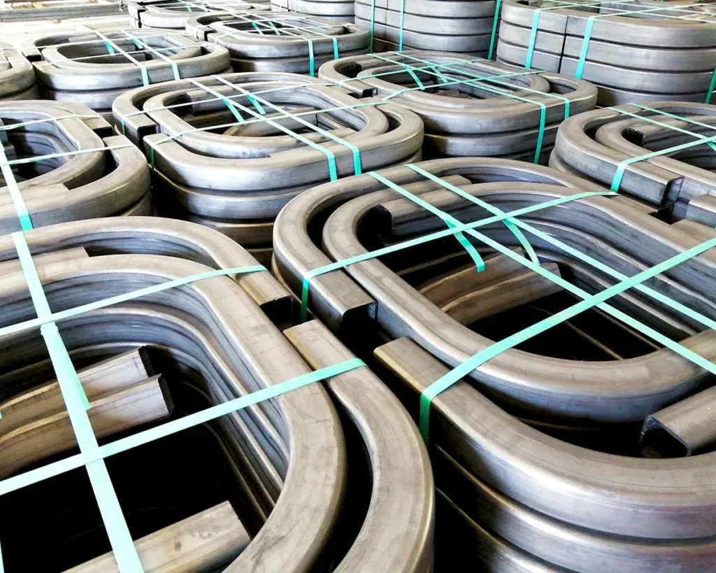 Tubi in acciaio curvati e preparati per la produzione in serie