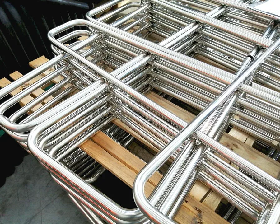 Componenti tubolari in acciaio inox curvati e rifiniti