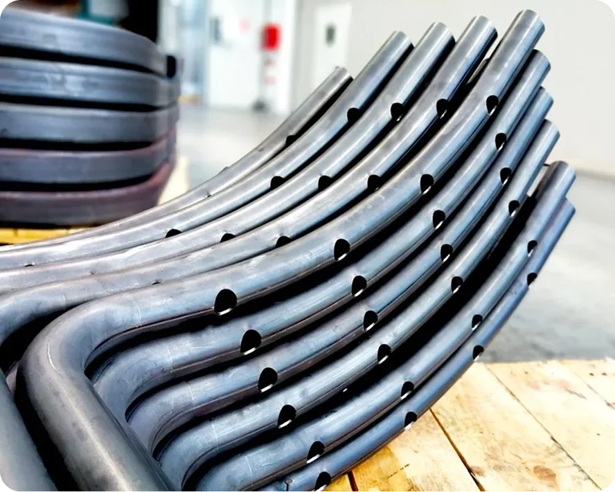 Tubi metallici curvati e lavorati in serie nello stabilimento RECA